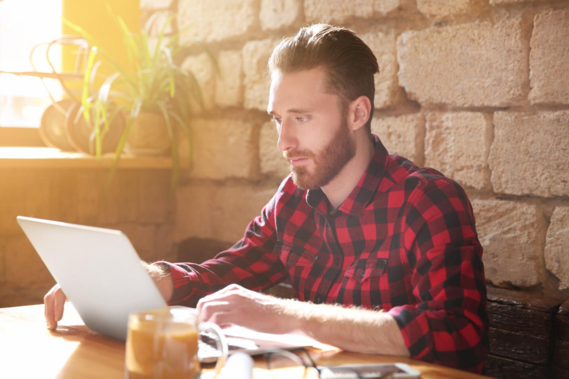 Étudiants travaillant sur des stratégies de netlinking