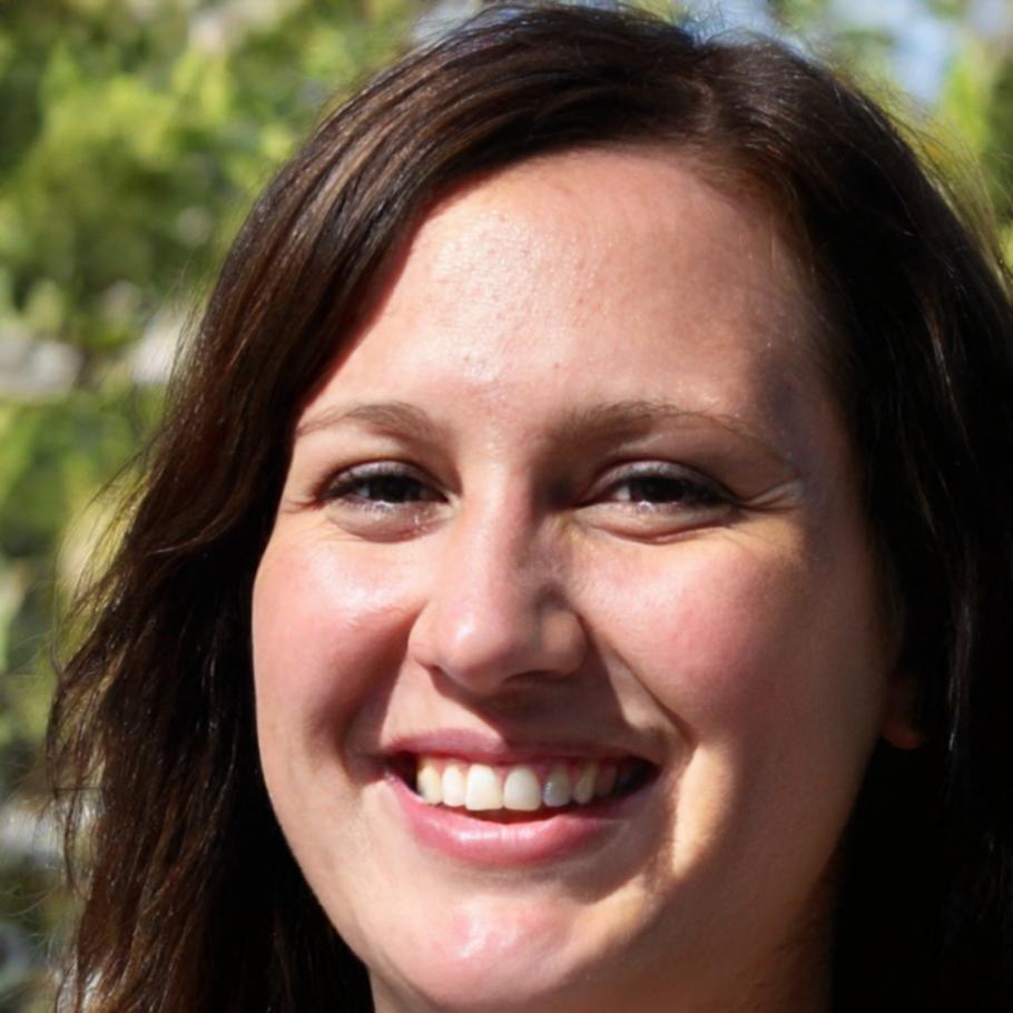 Étudiante partageant son expérience de formation